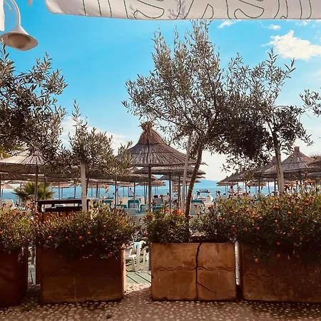 Meerblick Bougainville Bay * Sarandë